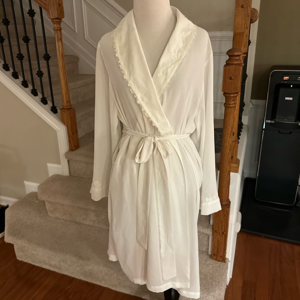 Morgan Taylor Vintage Cream Lace-Trim Wrap Robe
